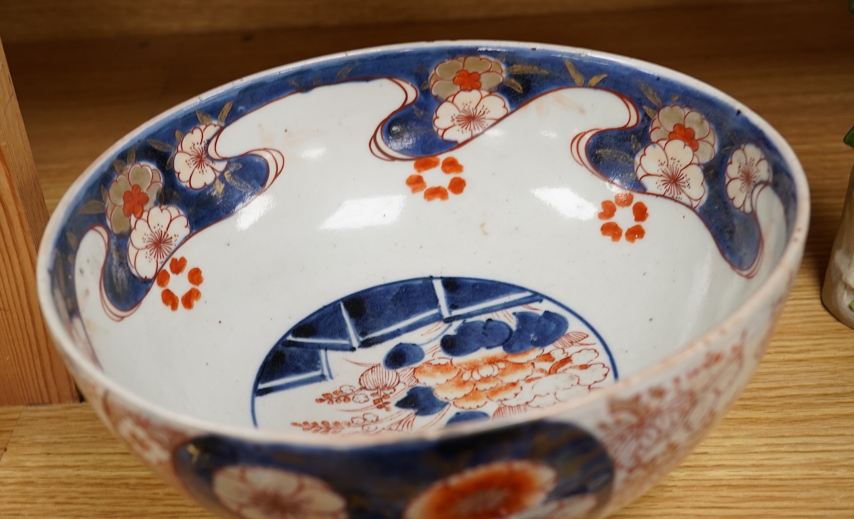 An 18th century Japanese Arita Imari bowl, 23.5cm diameter